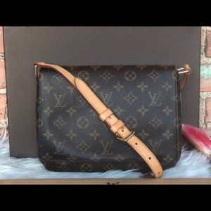 SOLD 🎁Authentic LV shoulder / cross body bag